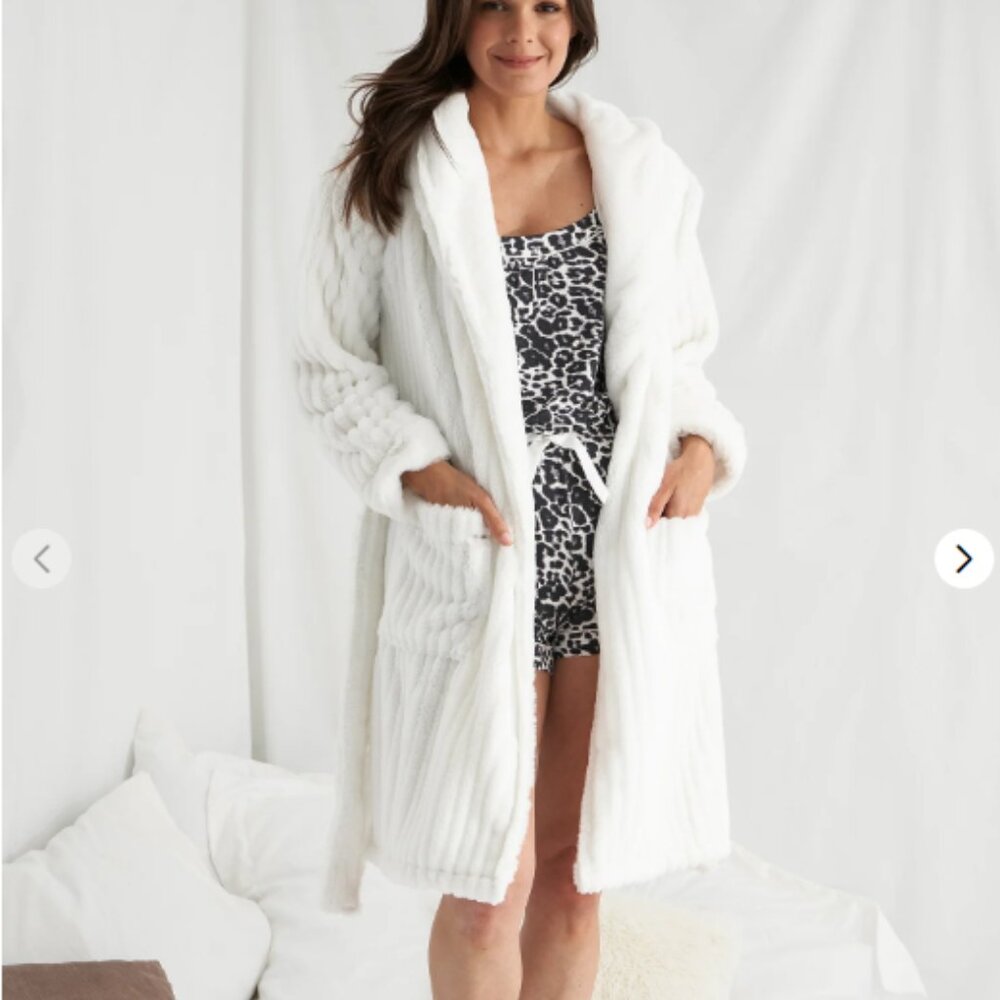 Pretty You London White Cloud Robe - Size S/M - NWT
